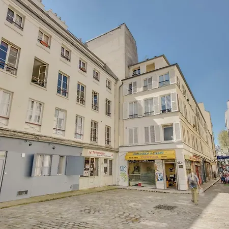 Beautiful Triplex In The Center Of *